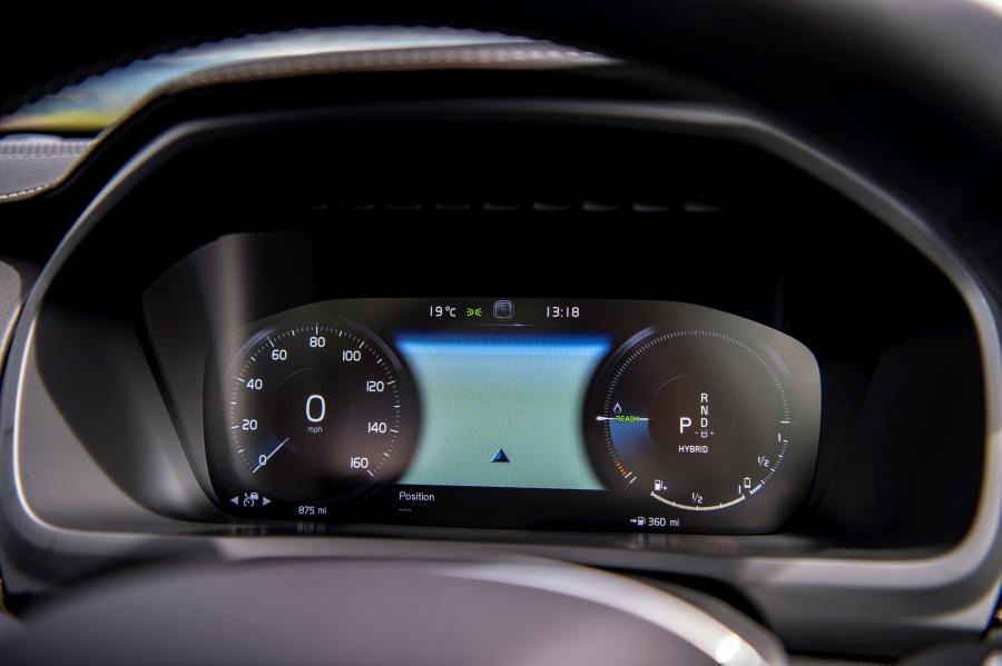 Панель приборов Volvo XC90 T8 Twin Engine R-Design 2019 года  (UK) (фото 15 из 40)
